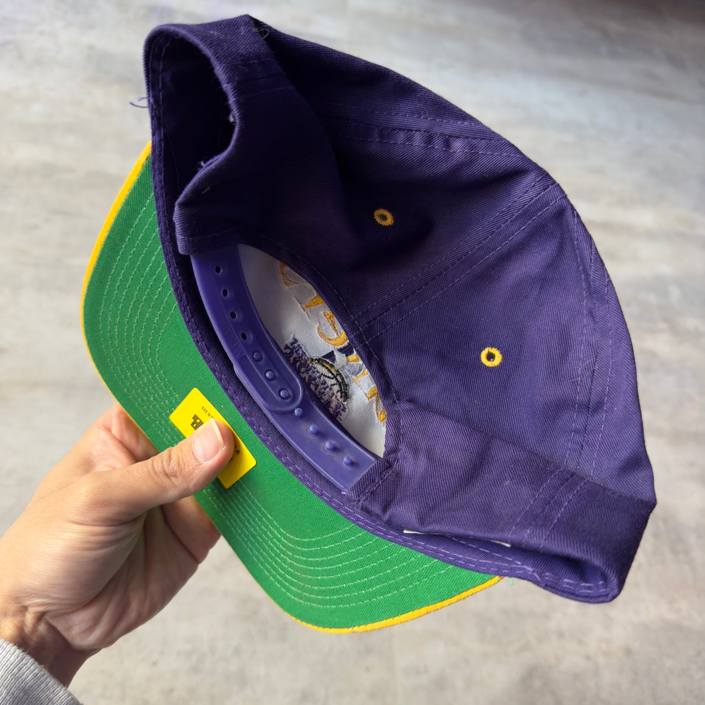NBA LAKERS スナップバック キャップ つば裏緑