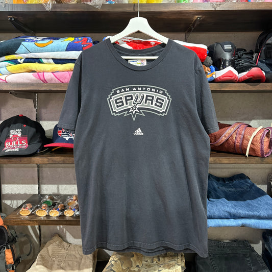 adidas "THE GO-TO Tee" San Antonio Spurs Graphic Tee L
