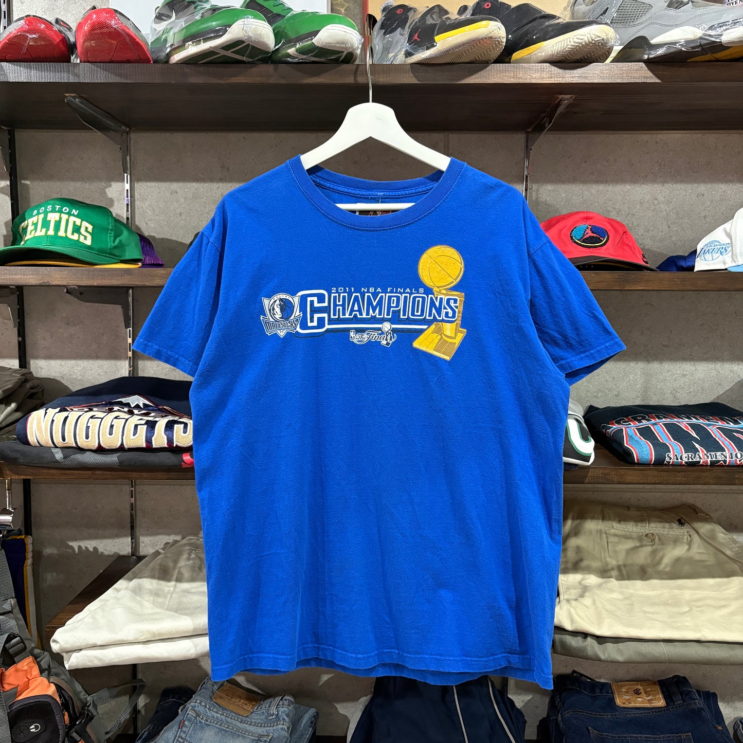 【Dallas Mavericks / 2011 NBA Finals Champions / Graphic T-Shirt】