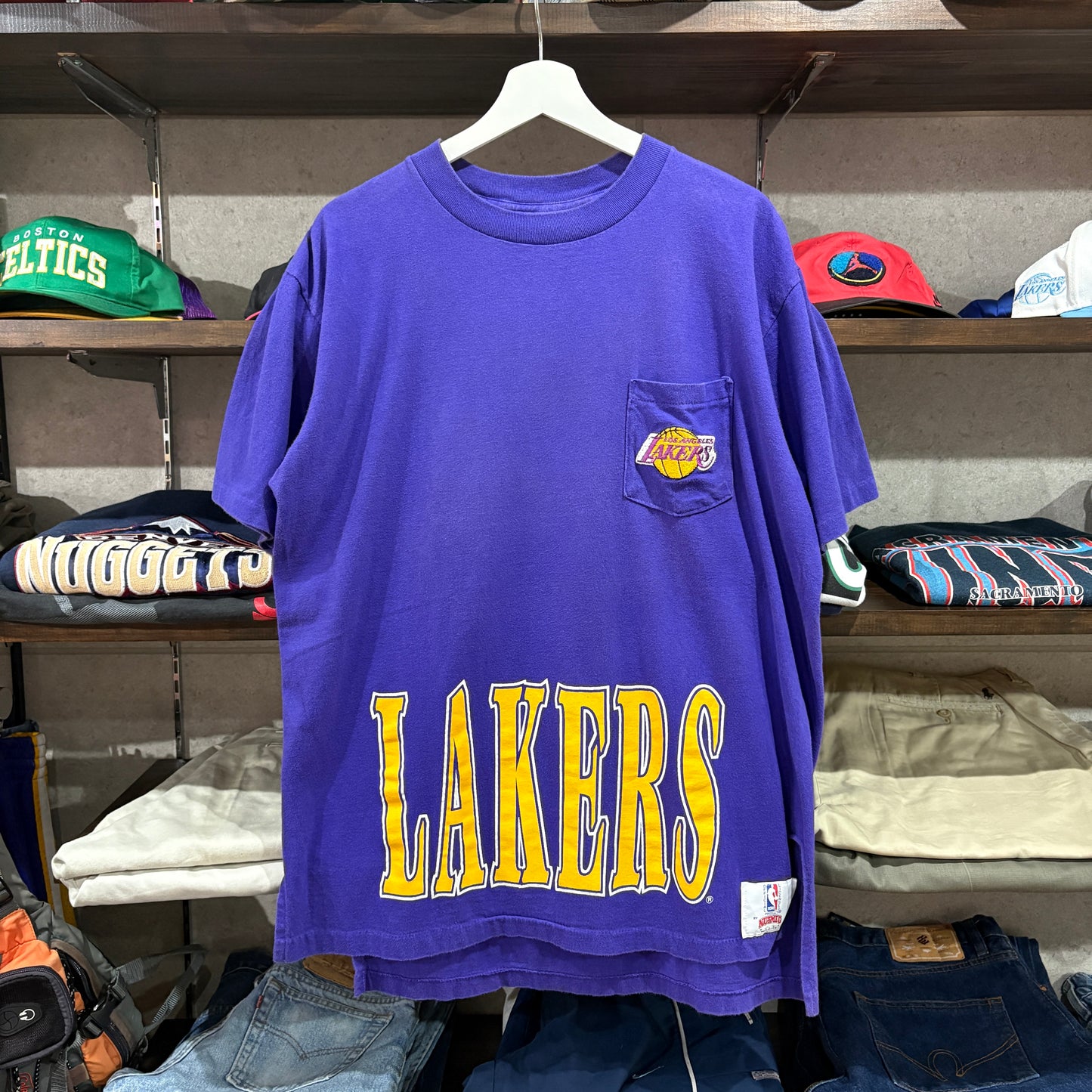 【Los Angeles Lakers / Nutmeg Mills / 90s Vintage Pocket T-Shirt】