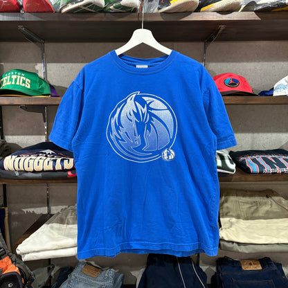 【Dallas Mavericks / NBA Logo Tag / 00s Vintage Graphic T-Shirt】