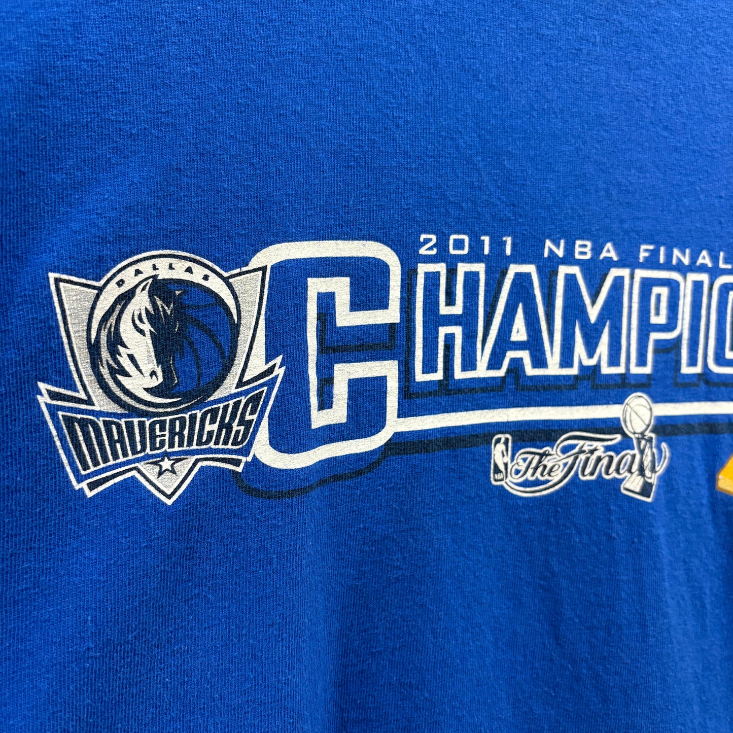【Dallas Mavericks / 2011 NBA Finals Champions / Graphic T-Shirt】