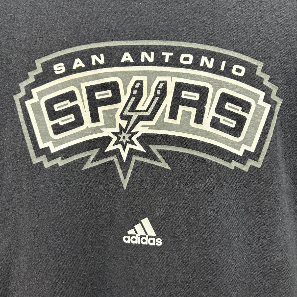 adidas "THE GO-TO Tee" San Antonio Spurs Graphic Tee L