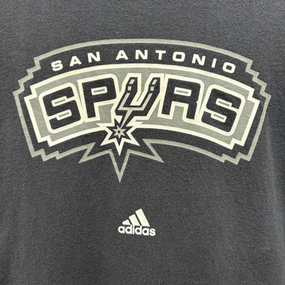 adidas "THE GO-TO Tee" San Antonio Spurs Graphic Tee L