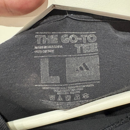 adidas "THE GO-TO Tee" San Antonio Spurs Graphic Tee L